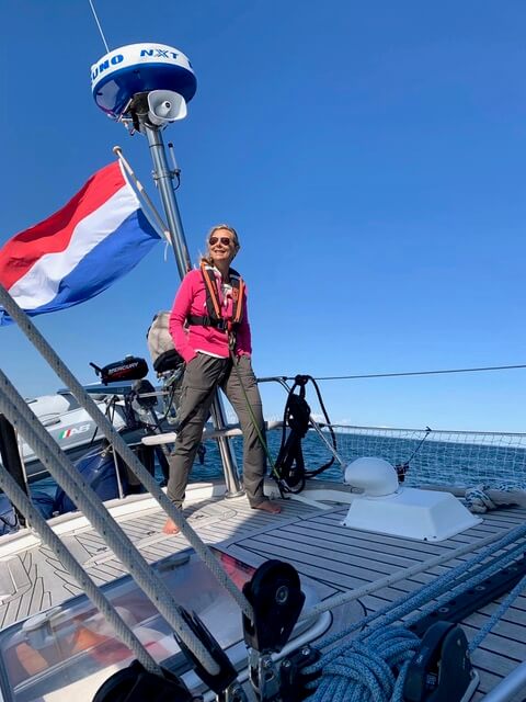 Elvira staat in de wind op de zeilboot