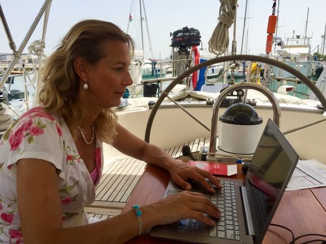 Elvira is aan het werk en Remote Recruiten met de laptop vanaf de zeilboot